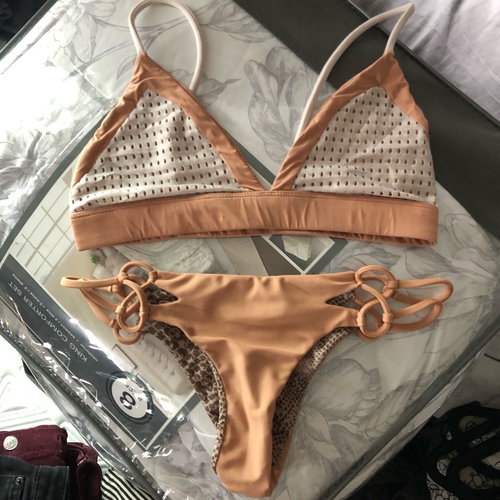 Small- ACACIA TOP : medium acacia bottom